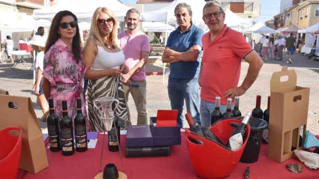 La Corporación Municipal visita la  VI Feria de Productos Hortícolas y de Artesanía