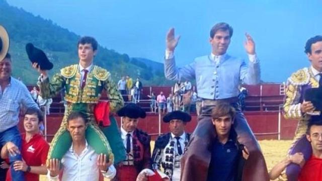 Daniel Medina sale a hombros de la plaza de Polaciones