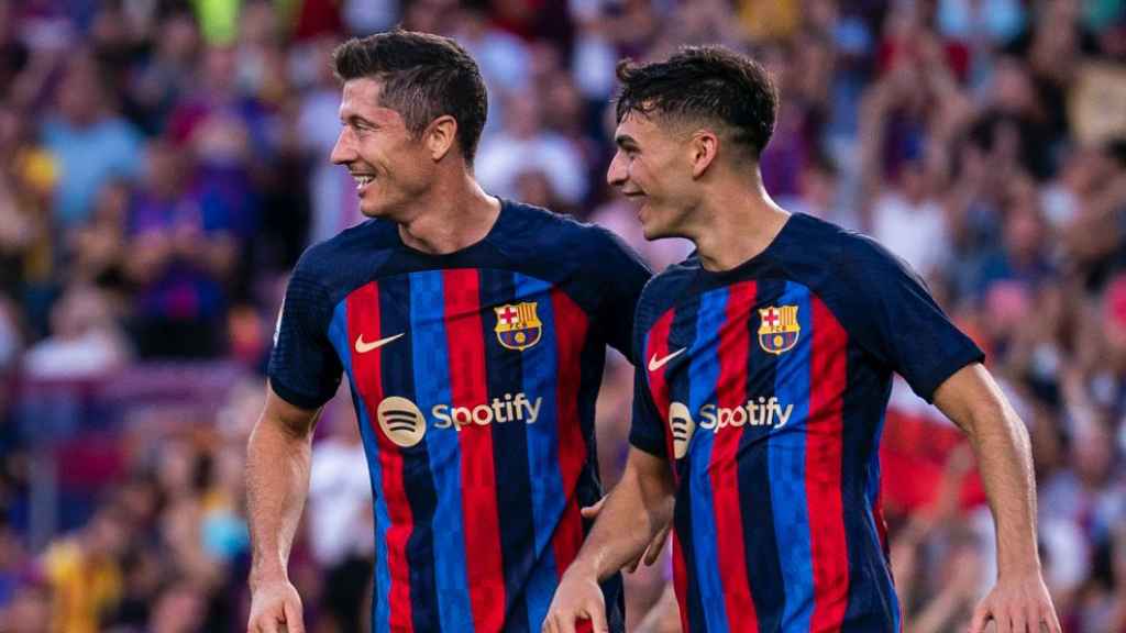 Lewandowski y Pedri celebran un gol con el Barça
