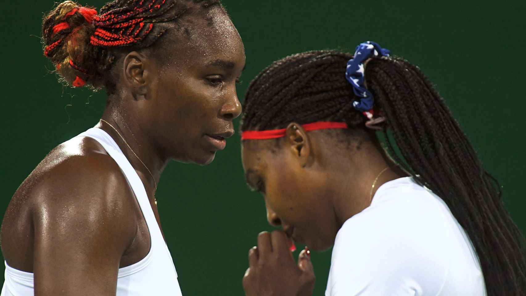 Venus y Serena Williams, durante un partido de dobles femenino de tenis