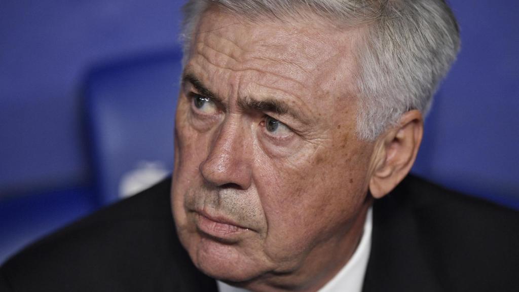 Carlo Ancelotti en el banquillo del RCD Stadium