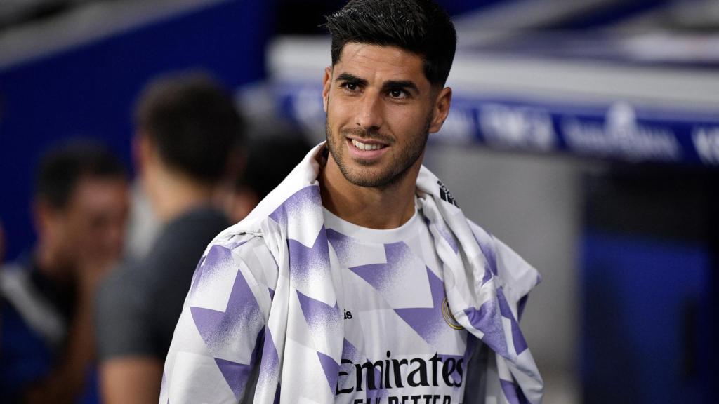 Marco Asensio camino del banquillo del RCDE Stadium