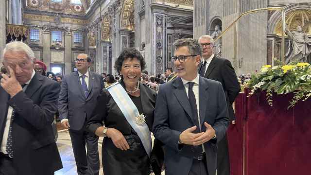El ministro Félix Bolaños en el Vaticano, junto a la embajadora de España en la Santa Sede, Isabel Celaá.