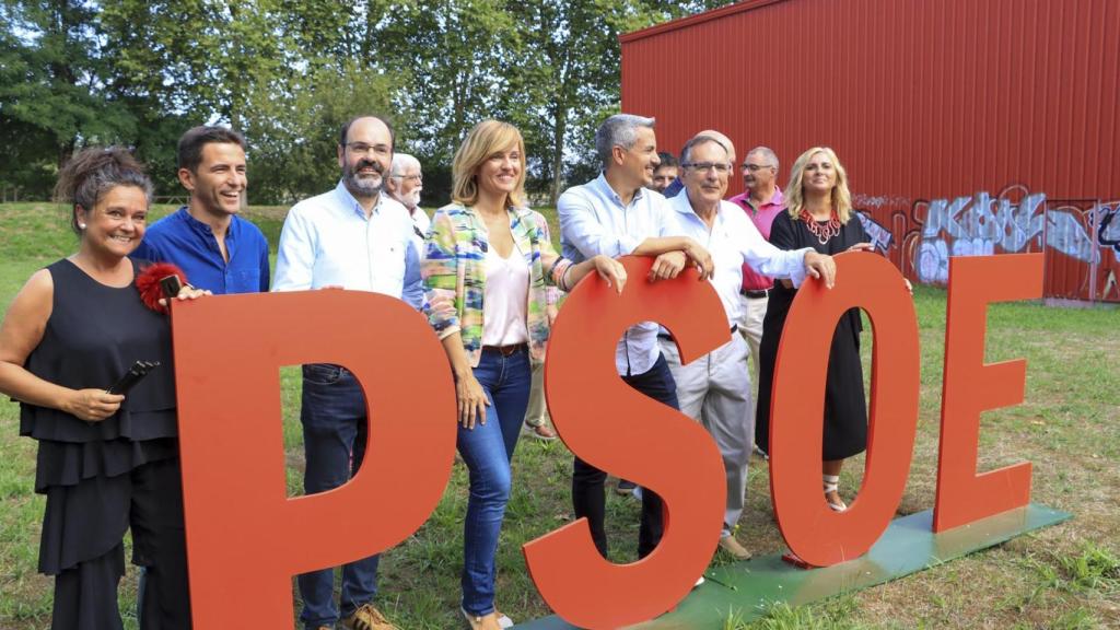 La ministra Pilar Alegría, junto a dirigentes del PSOE de Cantabria, este domingo en Torrelavega.