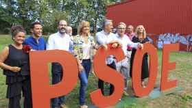La ministra Pilar Alegría, junto a dirigentes del PSOE de Cantabria, este domingo en Torrelavega.