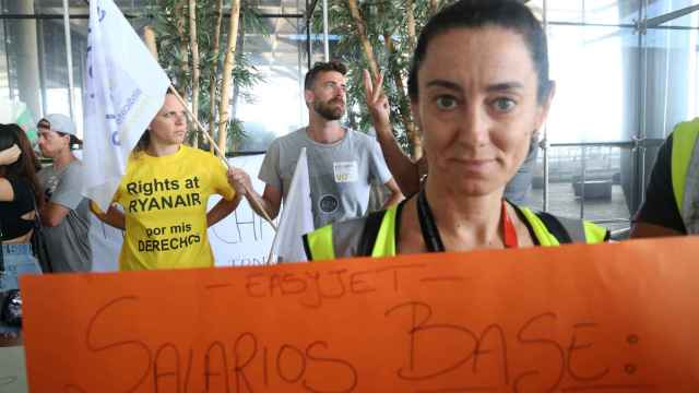 Trabajadores de las aerolíneas Ryanair y EasyJet se concentran a las puertas del aeropuerto de Málaga.