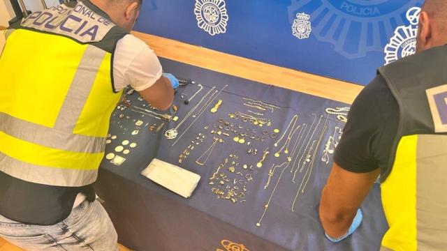 Joyas incautadas a una célula criminal dedicada al robo de viviendas en Málaga.