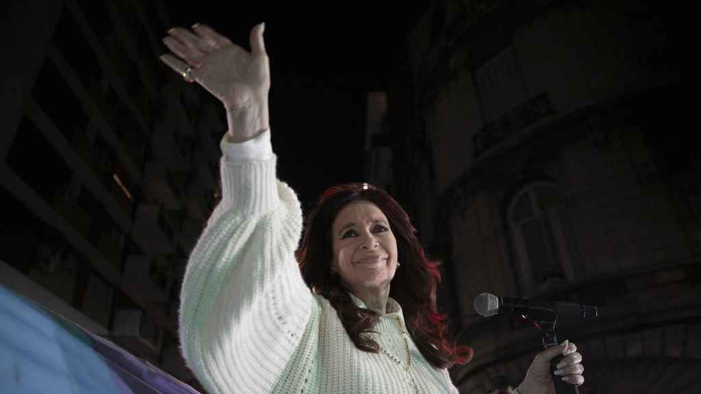 Cristina Fernández de Kirchner arenga a sus simpatizantes tras los violentos enfrentamientos frente a su casa