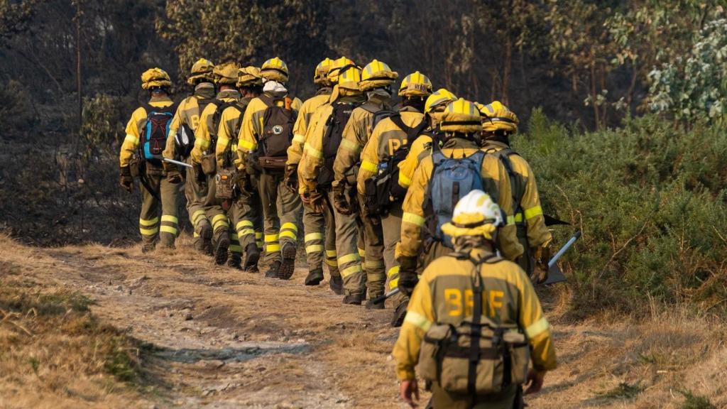 Bomberos trabajan en la extinción de un incendio iniciado en Boiro.