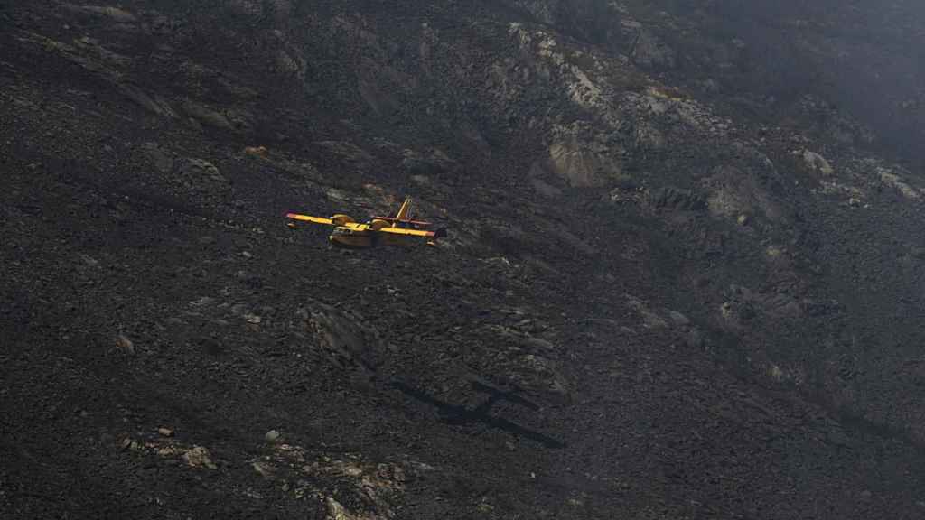 Un hidroavión trabaja en las labores de extinción en un incendio en la Serra do Leboreiro, en los montes del pueblo de Senderiz, en el parque natural de Baixa Limia e Serra do Xurés.