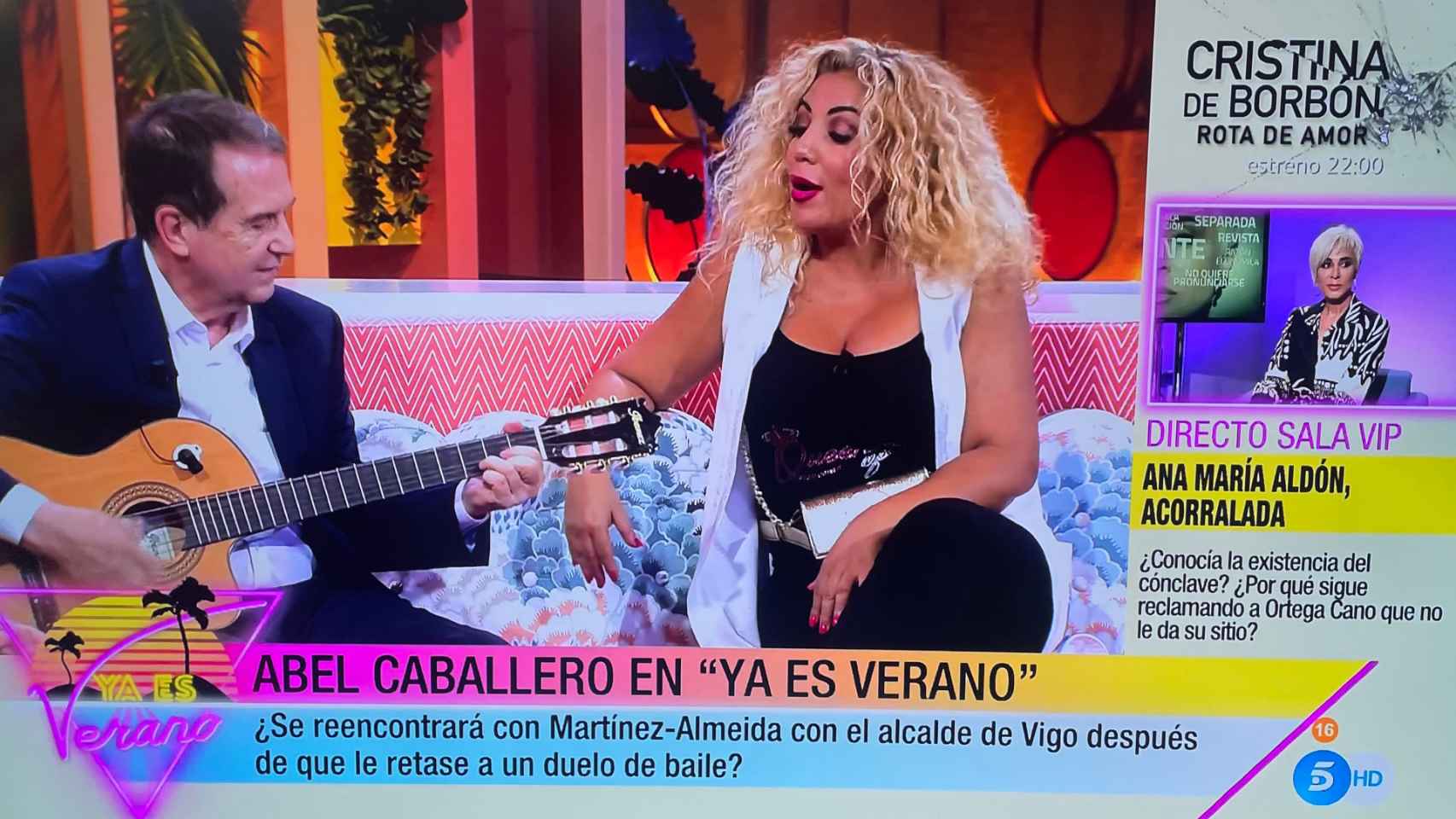 Abel Caballero en Telecinco: Un encendido de luces, un falso Almeida y una guitarra