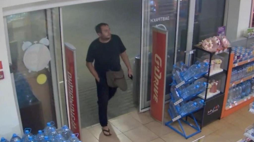 Bogdán Tsiganenko. el presunto cómplice del atentado, entrando en una tienda en Rusia.