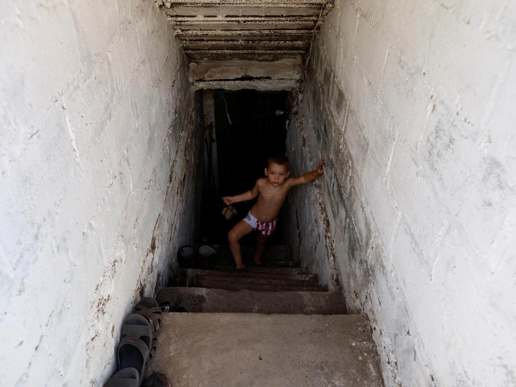 Un niño de cuatro años sale de un refugio antiaéreo en Pereizne, un pueblo de Donetsk.