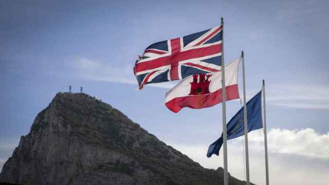 La bandera del Reino Unido ondeando en el Peñón de Gibraltar.