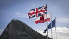 La bandera del Reino Unido ondeando en el Peñón de Gibraltar.
