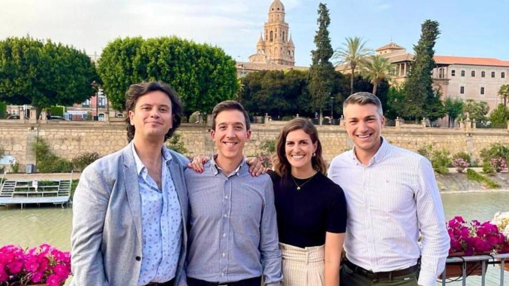 César Salcedo (1i), jefe de la Unidad de Cirugía Ortopédica y Traumatología Infantil del Hospital Virgen de la Arrixaca de Murcia, junto a los médicos Juan Pedro García, Sarah Toledo y Juanjo López.