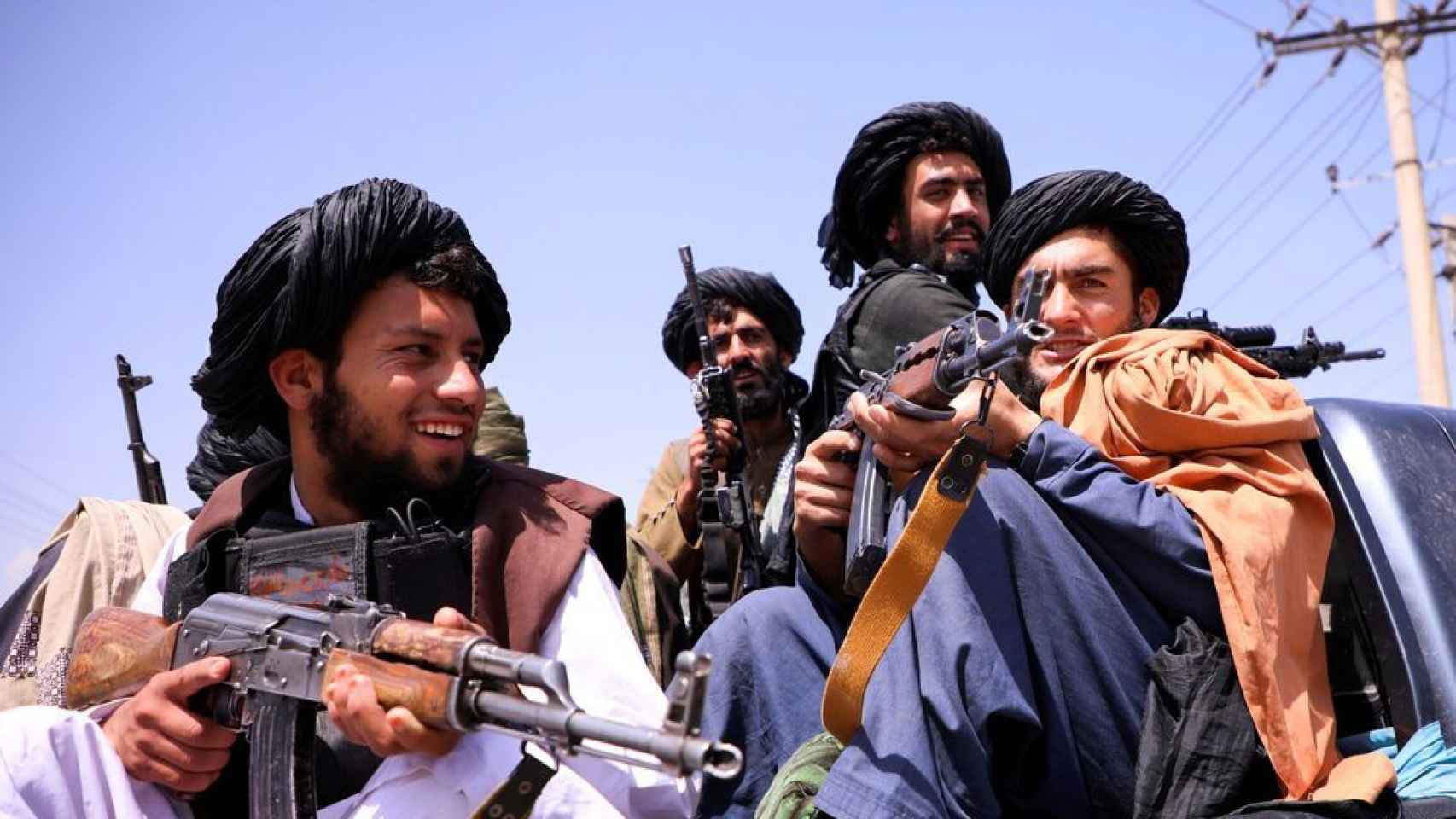 Un grupo de talibanes, de patrulla tras la toma de Kabul en 2021.