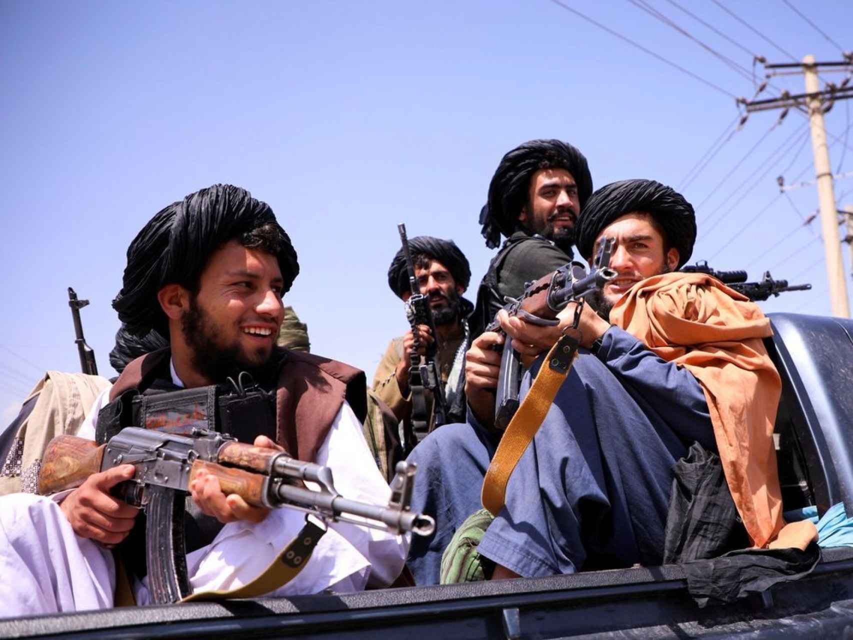 Un grupo de talibanes, de patrulla tras la toma de Kabul en 2021.