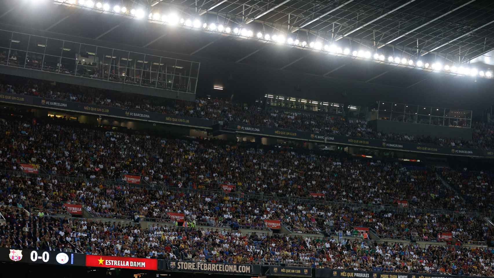 El Camp Nou iluminado durante el amistoso entre el FC Barcelona - Manchester City.