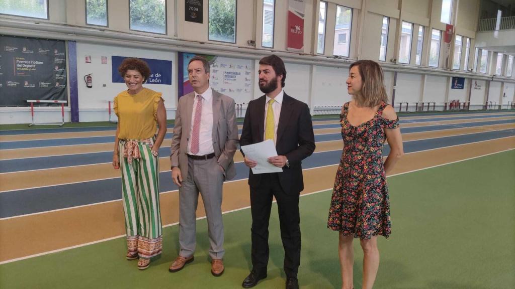 Gallardo junto al director general de Deportes y a Mayte Martínez y Raquel Alvarez el día de la presentación en 2022