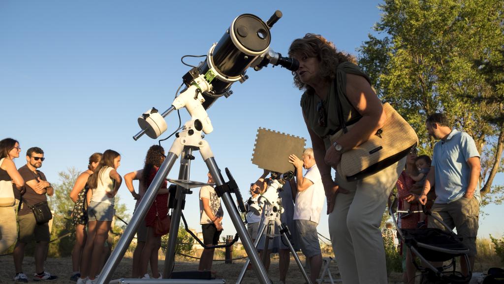 Imagen de archivo de una persona mirando por un telescopio al cielo de Salamanca