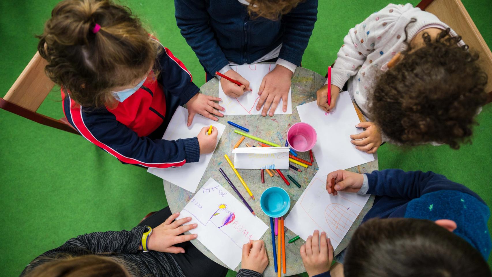 Jóvenes en la ludoteca de Vallsur