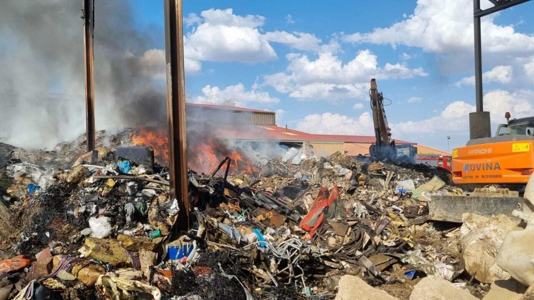 Incendio en la planta de reciclaje de San Cristóbal de Entreviñas (Zamora)