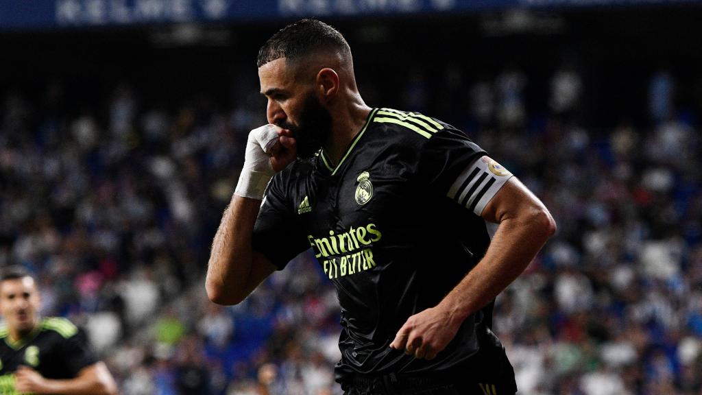 Benzema celebra uno de sus goles contra el Espanyol