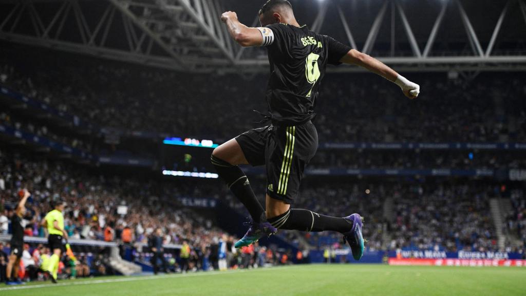 Karim Benzema celebra uno de sus goles ante el Espanyol.