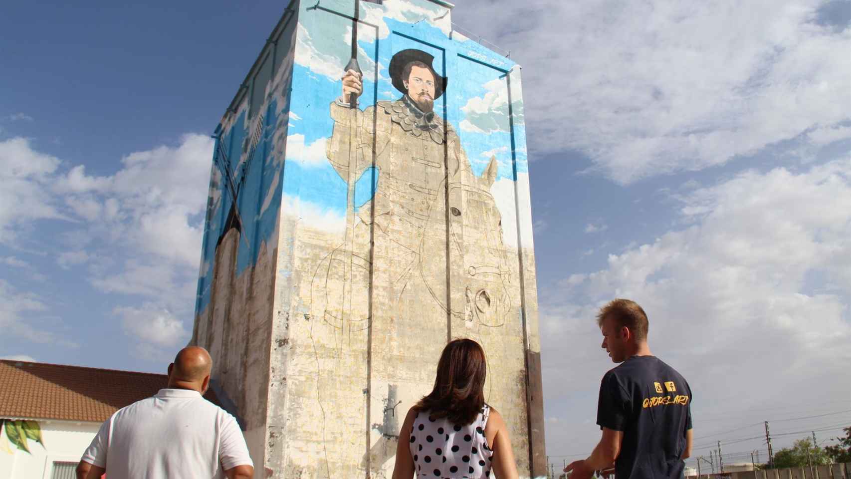 El antiguo silo de Alcázar de San Juan está siendo pintado por Javier López 'Jops'.