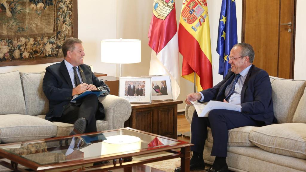 Emiliano García-Page (izquierda) y Juan Alfonso Ruiz Molina (derecha) se han  reunido este lunes en el toledano Palacio de Fuensalida.