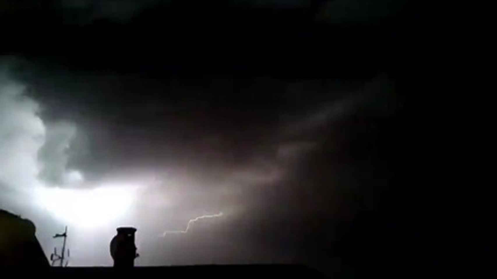 Captura de un rayo de un vídeo de @storm_malaga