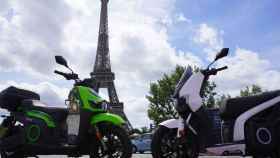 Dos motos eléctricas en el centro de París.