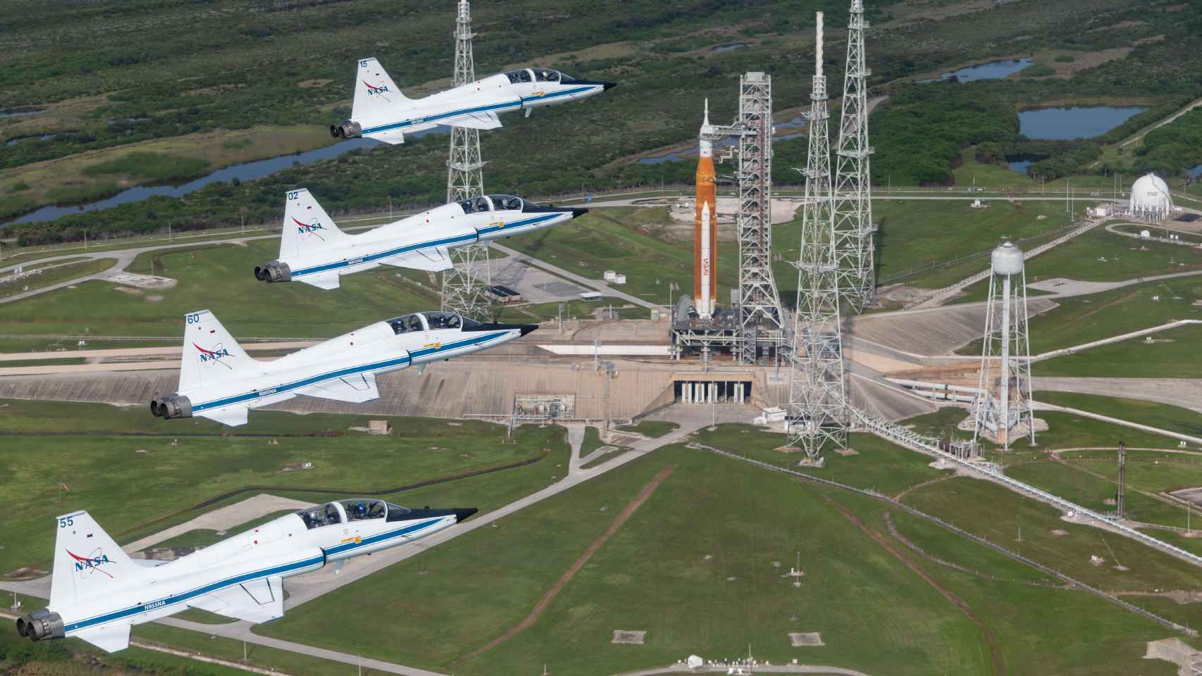 Cuatro aviones T-38 de la NASA sobrevuelan el lugar de lanzamiento del cohete SLS
