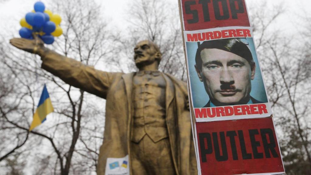 Una pancarta con la estatua Lenin de fondo en una manifestación en Almaty, Kazajistán.