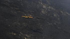 Un hidroavión trabaja en las labores de extinción en un incendio en la Serra do Leboreiro.