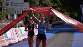 La naronesa cruzando la línea de meta de Banyoles