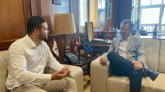 El delegado del Gobierno en Galicia, José Miñones, en una reunión con el alcalde de Cerceda.