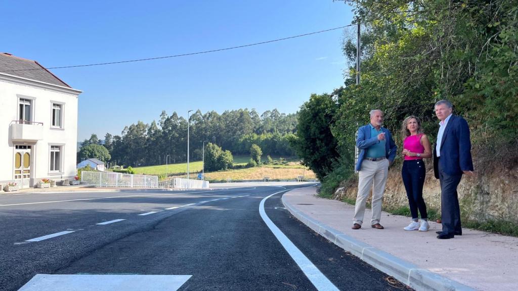 Un momento de la visita a las obras de la carretera AC-110 en As Somozas (A Coruña)