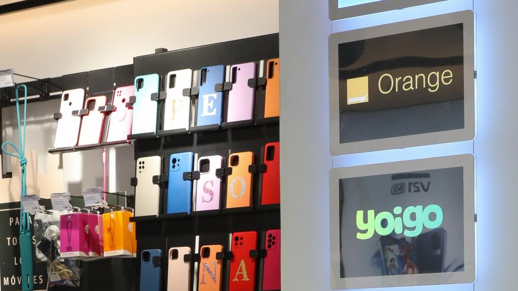 Imagen de varias marcas de telefonía en una tienda de The Phone House.