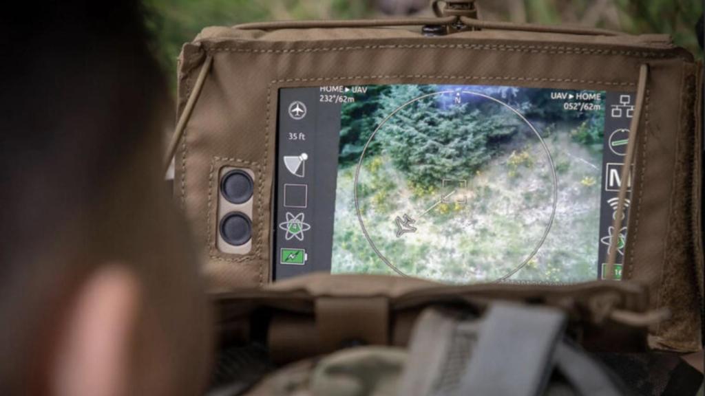 Un soldado utilizando el terminal remoto de Black Hornet