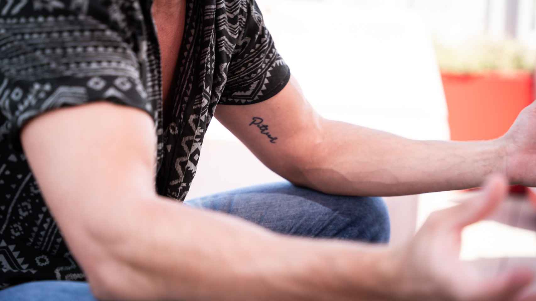 Detalle del tatuaje que Jaime Lorente lleva en su brazo izquierdo