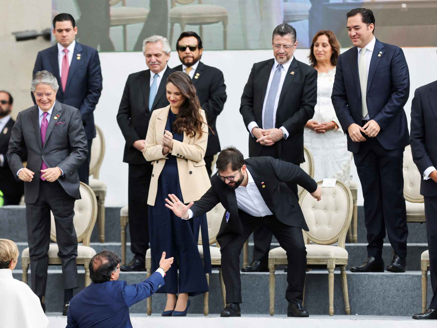 Gustavo Petro saluda al presidente Boric durante la ceremonia de jura en Colombia.