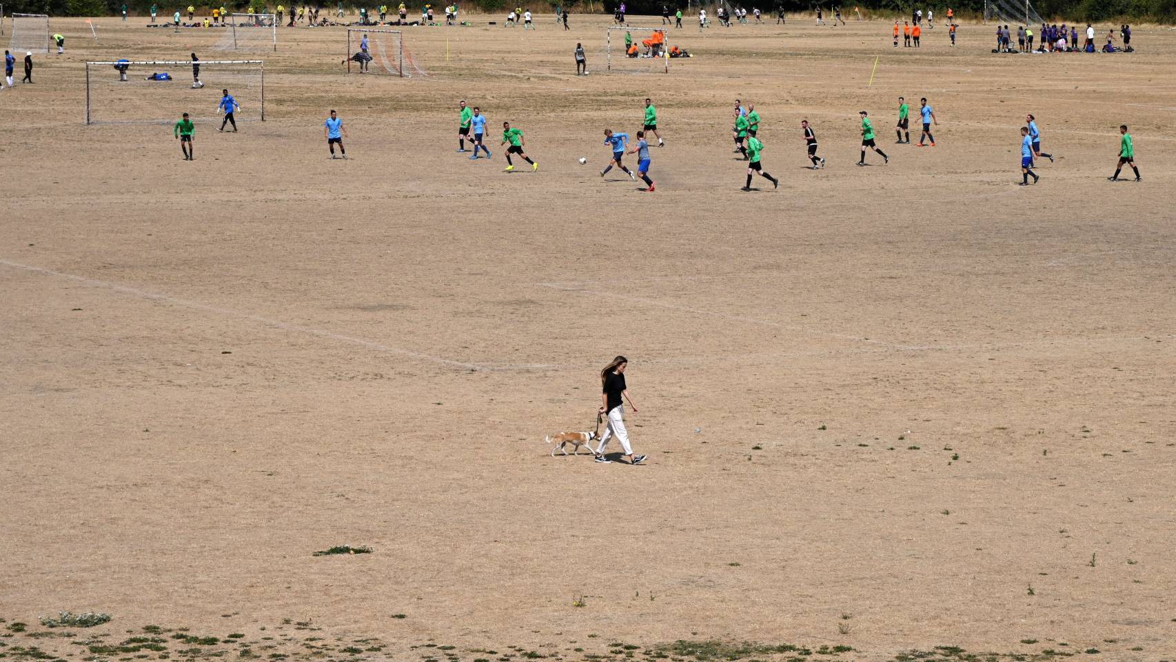 Un campo de fútbol seco en Reino Unido durante este verano.