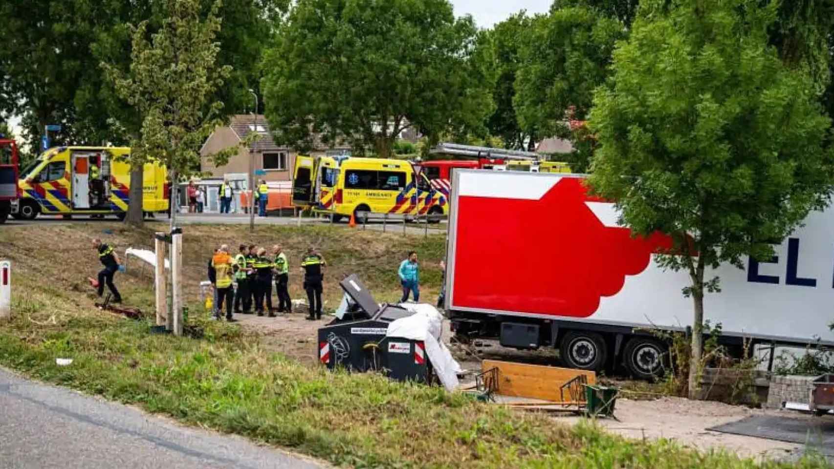La Policía de Rotterdam, este sábado, inspeccionado el dique donde se produjo el atropello múltiple.