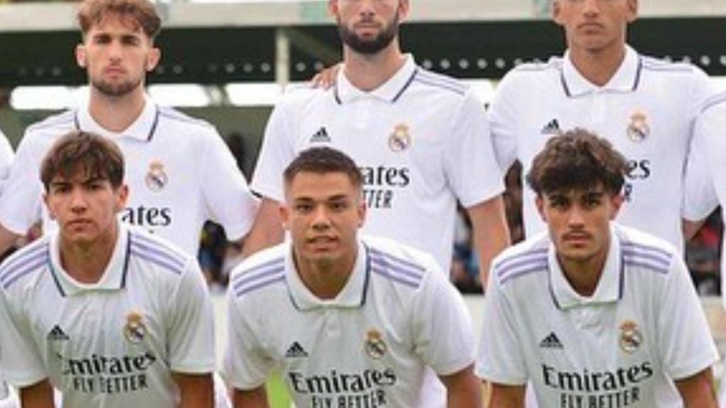 Álvaro Leiva, abajo en el centro, con el Castilla