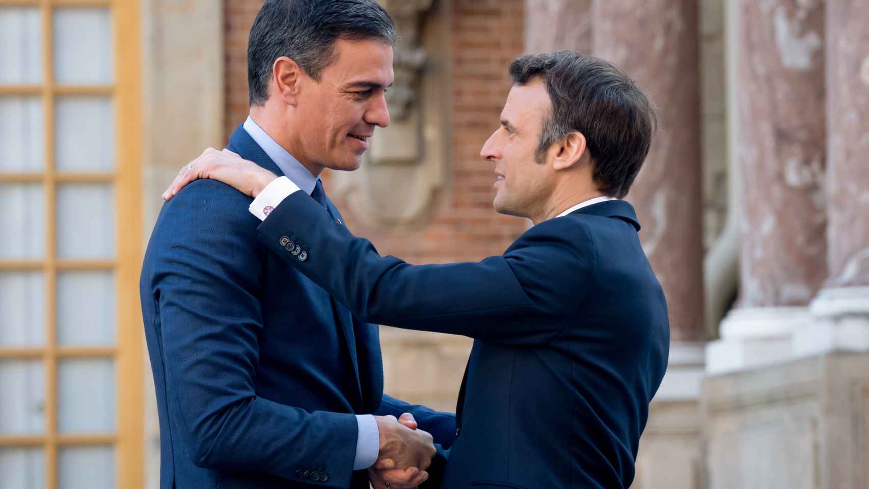 Emmanuel Macron saluda a Pedro Sánchez en la cumbre de Versalles en marzo.