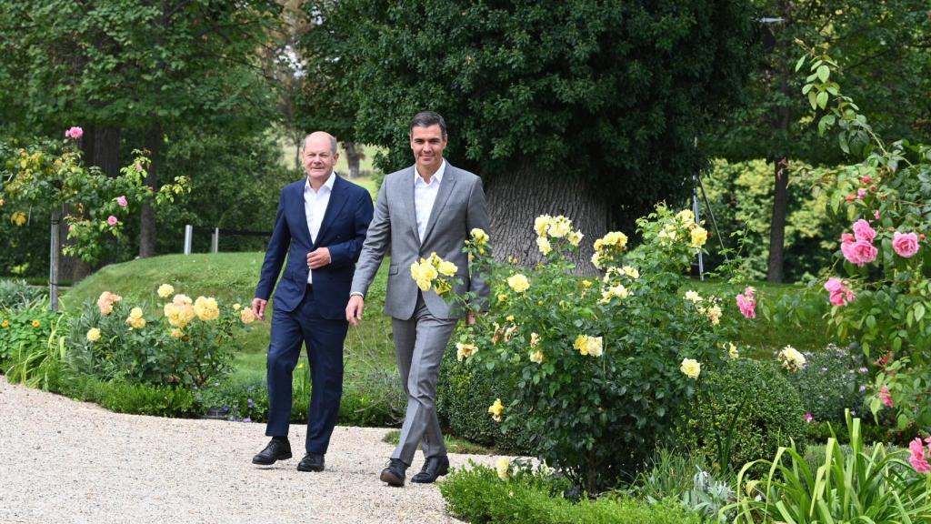 El paseo de Scholz y Sánchez por los jardines de Meseberg la semana pasada