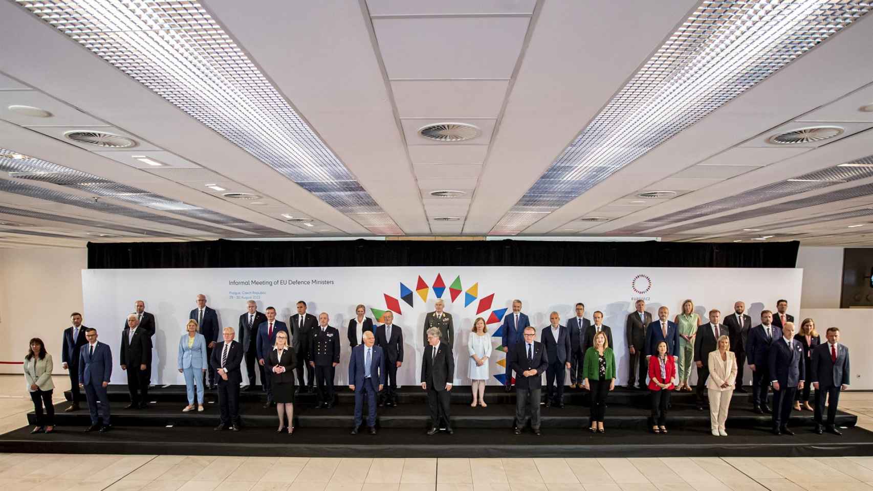 Los participantes posan para una foto familiar durante la Reunión Ministerial Europea de Defensa en Praga, República Checa, el 30 de agosto de 2022.