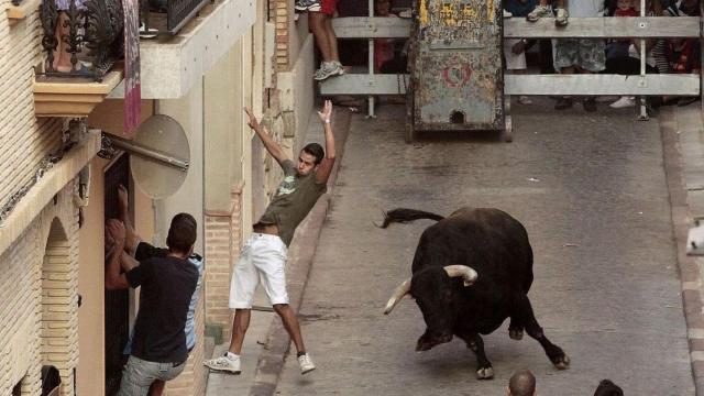 Un joven esquiva un toro en Puçol en imagen de archivo.